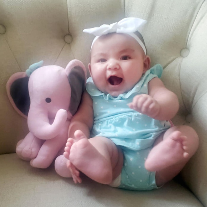 D�vast�e, elle perd son b�b� Abiga�l, ag�e de 4 mois apr�s une simple vaccination de routine