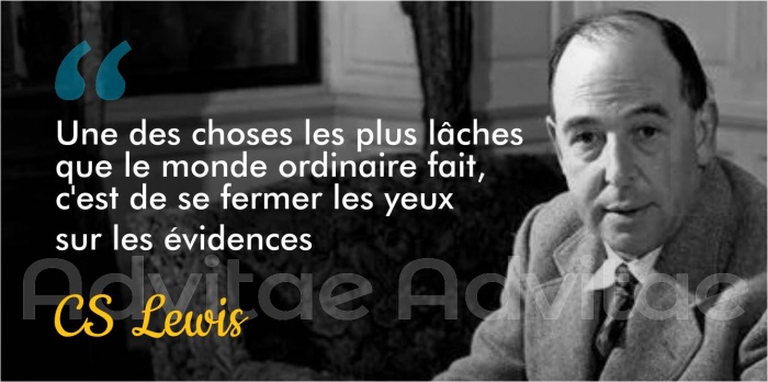 Une des choses les plus l�ches que le monde ordinaire fait, c'est de se fermer les yeux  sur les �vidences